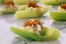 Il sedano con gorgonzola e mascarpone è uno degli antipasti più apprezzati, grazie alla sua cremosità e al suo sfizioso impiattate il vostro sedano con gorgonzola e mascarpone e servite in tavola. Barchette Di Sedano Con Gorgonzola E Noci Rapidissime Croccanti E Deliziose