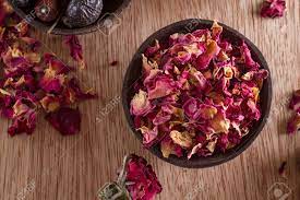 Find the perfect pot pourri stock photos and editorial news pictures from getty images. Petales De Roses Sechees Pour Le The La Medecine Alternative Pot Pourri Copiez Espace Banque D Images Et Photos Libres De Droits Image 23949192