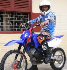 Satria berkode ru ini pun jadi idola anak muda kala itu sampai medio 2005, karena menawarkan performa di atas rival sekelasnya. Menyulap Satria R Jadi Motor Trail Serambi Indonesia