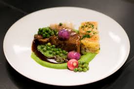 Kalbswade Mit Erbse Radieschen Und Kartoffelgratin Eine Klassische Geschmorte Kalbswade Mit Erbsen Erbsenpuree Bunten Radi Erbsenpuree Essen Erbsen Puree