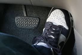 ما الذي يؤدي إلى رجة في السيارة عند الضغط على دواسة البنزين