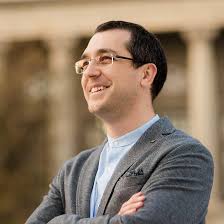 Înainte de a auzi ce spune, și nu spune foarte multe. Vlad Voiculescu Videos Facebook