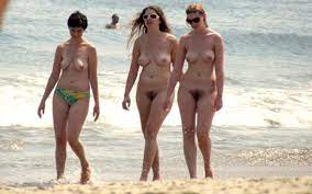 Des femmes mures nues et velues sur la plage - Chatte poilue Gratuit
