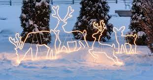 Esthétique, le village de noël est orné d'une église, d'un train, d'un bonhomme de neige ainsi que du père noël faisant une arrivée magistrale sur son traineau accompagné de deux de ses rennes. Illumination De Noel Pour Jardin 2021 Luminal Park