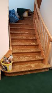 Der teppich muss auf einer treppe viel aushalten, daher wird er mit einem kontaktkleber auf teppich und treppe verklebt. Textiele Bodenbelage