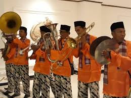 Alat musik tradisional betawi mencakup fungsi, gambar dan penjelasannya serta cara memainkannya di bahas satu persatu untuk melengkapi isi konten blog silontong.setelah pernah mengulas alat musik tradisional secara umum dan khusus, seperti alat musik jawa barat, alat musik bali, alat musik jawa tengah, kini pembaca di ajak mengenal alat musik betawi yang tidak kalah serunya. Mengenal Tanjidor Alat Musik Khas Betawi Yang Melegenda