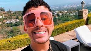 Fans de bad bunny exigen que su idolo gane el premio nobel de literatura / la petición se ha viralizado a través de las redes sociales por medio del hashtag #badbunnynobeldeliteratura. Bad Bunny Se Dice Listo Para Ganar El Nobel De Literatura