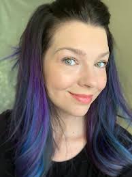 Halo effect eyeliner with gold shimmer