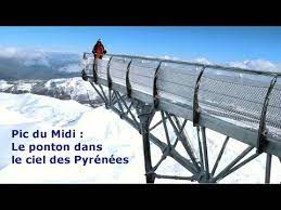 Un vrai travail d'équilibriste pour installer le ponton. Pic Du Midi Le Ponton Dans Le Ciel Des Pyrenees Youtube
