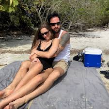 Doch werden die beiden weiterhin zusammenarbeiten können? Michael Wendler Jetzt Packt Laura Aus Muss Euch Enttauschen Derwesten De
