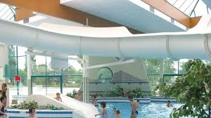 Il Montre Ses Parties Intimes Dans Les Douches De La Piscine
