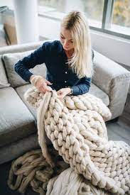 How To Make A Chunky Knit Blanket Diy Guide For Beginners Arm Knitting Blanket Chunky Crochet Blanket Arm Crocheting