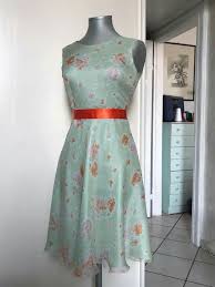 Io, ad esempio, ho scelto di indossare un vestito a ruota bianco ed un paio di sandali gioiello infradito oro e argento. Sera Gonna A Mezza Ruota Gonne Vestiti Abiti