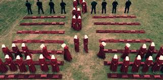 Elisabeth moss, joseph fiennes, yvonne strahovski genre : The Handmaid S Tale La Servante Ecarlate La Serie Dystopique Choc Debarque Sur La Trois Et Auvio