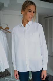 Chemisier femme de couleur bleue à rayures marrons et blancs. Trouver La Chemise Blanche Ideale 8 Marques Au Banc D Essai Le Dressing Ideal