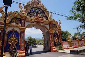 Digunakan untuk mengarahkan kapal yang akan masuk dan atau keluar kolam pelabuhan. Pintu Gerbang Picture Of Wat Buppharam Buddhist Temple George Town Tripadvisor