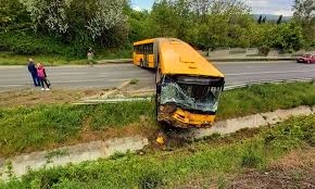 Zarándokokat szállító busz ütközött tehervonattal thaiföld középső részén vasárnap, legkevesebb branislav gröhling (sas) oktatási miniszter megérkezett a dóvalnál (donovaly) történt buszbaleset. Buszbaleset Erdnel Csunyan Arokba Csapodott Egy Volanbusz