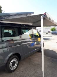 La peugeot rifter by tinkervan es una novata comparada con la longeva vw california, ¿cuál de las dos es mejor opción en territorio camper? A R Reisemobile Nurnberg