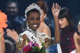 Officially hailed as the power of unity crown, it features three golden canary diamonds with the center diamond weighing in at 62.38 carats. Miss South Africa Zozibini Tunzi Wins Miss Universe 2019 Pageant Pochta News