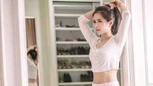 Setelah admin telusuri lebih lanjut, terkait viral 14 detik yang tengah ramai di berbagai media sosial di berbagai sumber, ternyata video tersebut adalah. Viral Di Tiktok Cece Awet Muda Yang Bikin Salah Fokus