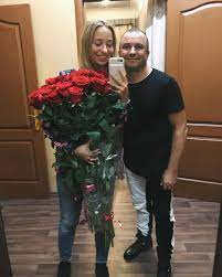 В комментарии обозревателю он рассказал, что лично на родах не присутствовал, но поддерживал молодую супругу в коридоре. Roman Viktora Pavlika Pochemu 53 Letnij Pevec Skryvaet Otnosheniya S 25 Letnej Vozlyublennoj