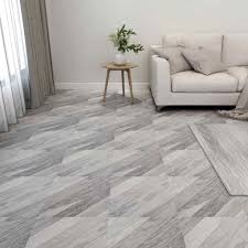 Teppichboden gibt es auch in fliesenform. 55x Pvc Fliesen Selbstklebend 5 11m Grau Kaufland De
