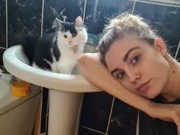 never pee in your dreams that's the only dream that come true💁