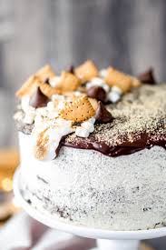 Instead of chocolate, these rich chocolate molten cakes ooze melted marshmallow from the center. Smores Cake Schokotorte Mit Marshmallowcreme Mein Naschgluck
