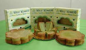 Resep bolu kemojo khas pekanbaru riau ini bisa anda coba di rumah jika ingin membuat kue bolu yang lain daripada yang lain. Bolu Kemojo Kue Manis Khas Melayu Riau Daerah Kita Sajian Artikel Ringan Dan Informatif Nusantara