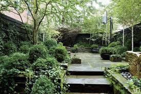 Julianne Moore S Verdant New York City Garden Townhouse Garden Courtyard Gardens Design City Garden