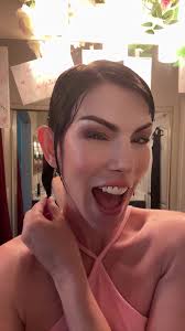 I'm trying so hard not to cut it again! The awkward layers are hard to deal  with, but I just keep imagining when my hair was long...so onward! 💋⚔️  #leonalogan #hairjourney #growingoutapixiecut