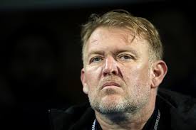 NK Olimija Ljubljana: Ultras jagen Trainer Albert Riera bei seiner  Vorstellung aus dem Raum