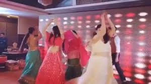 Beautiful Bridesmaids Dancing On Bollywood Song Pe Gya Klara From Fukrey 2 Bride In 2020 Indian Wedding Video Indian Wedding Songs Indian Wedding Photography Couples
