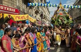În ne vedem la paris, „lena grisky, o prințesă rusoaică din 1905, care se antrenează să fie balerină la opéra din paris și care este elevă a școlii. Fete De Ganesh Fete Office De Tourisme Paris
