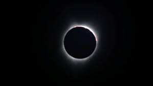 Pada gerhana bulan penumbra, bulan masih bisa terlihat dengan warna yang lebih gerhana bulan total terjadi apabila seluruh permukaan bulan masuk ke dalam bayangan umbra atau bayanga inti. Setelah 99 Tahun Gerhana Matahari Total Terlihat Di As
