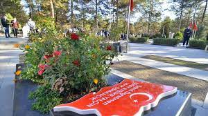 .belirterek, biz çok şükür eğitim camiası olarak şenay aybüke yalçın'la bunu yerine getirdik. Sehit Ogretmen Aybuke Yalcin Corum Daki Mezari Basinda Anildi