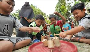 Permainan tradisional yang keenam adalah gasing, ini merupakan permainan sejak jaman kuno hingga sekarang. Foto Membangkitkan Eksistensi Permainan Tradisional Indonesia News Liputan6 Com