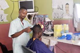 Un coiffeur ou une coiffeuse est une personne formée pour couper et entretenir les cheveux. Coiffeur Wiktionnaire