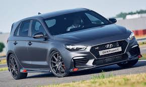 The rear the new rear bumper features integrated fog lamps, a red accent line and two extra large exhaust pipes. Hyundai I30 N 2017 Motor Ausstattung Autozeitung De