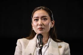 थाईलैंड के नए प्रधानमंत्री: थाकसिन की बेटी पैतोंगटार्न शिनावात्रा  प्रधानमंत्री चुनी गईं - ब्लूमबर्ग