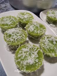 Kuih kaswi pandan is one of the most famous desserts in malaysia. Cara Untuk Memuat Kuih Orang Lama Iaitu Kuih Kasui Pandan Acuan Lompang My Resepi