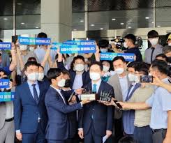 변호사 시절에는 민주사회를 위한 변호사모임, 참여연대에서 활동하였고, 경기도지사 당선 이전에는 제19·20대 성남시장을 역임하였다. Ztkaazdxcrmudm