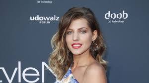 Sarah harrison is an actress, known for es war einmal. Sarah Harrison Bachelor Staffel Where Is Sarah Heron From The Bachelor Now Career Bf Sarah Left The Competition In Week Three After A Ton Of Conflict With Her Fellow Contestants Darklightwriter