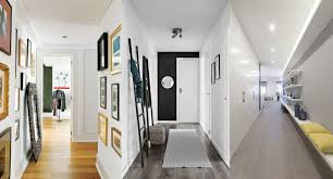 Deco couloir etroit idees pour valoriser le petit espace. Idees Pour Les Couloirs Etroits Et Longs Housekeeping Magazine Idees Decoration Inspiration Astuces Tendances