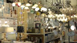 Pemilihan lampu yang tepat bisa menghadirkan nilai estetika tinggi dan kesan tersendiri di dalam rumah. Tips Memilih Lampu Hias Untuk Ruang Tamu
