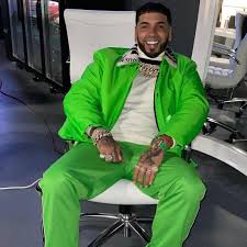 We last saw mens caesar haircut a decade ago on the buff gladiator actor russell crowe, and it recently resurfaced with gerard butler. Anuel Aa Is Not Happy With His New Haircut