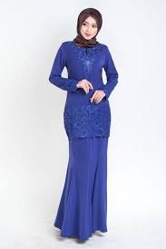 Atasannya dapat memakai model baju kebaya lengan panjang dengan variasi warna cerah atau sedikit gelap. Ingin Tampil Beda Saat Ke Pesta Baju Kurung Modern Ini Ternyata Oke Banget Untuk Kamu Pakai