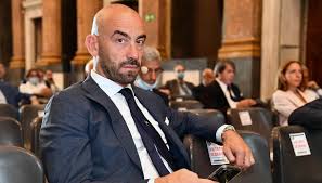 Matteo bassetti è sposato da 18 anni con maria chiara: Covid Sotto Protezione Per Minacce Da No Vax Parla Bassetti Virgilionotizie