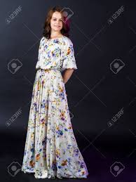 Des dizaines de modèles vous attendent à petit prix! Belle Femme En Robe Longue D Ete Dans Un Style Rustique Banque D Images Et Photos Libres De Droits Image 60720442