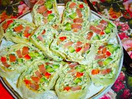 лаваш с красной рыбой и плавленым сыром и огурцом Rulet Iz Lavasha S Gorbushej Recept S Foto Poshagovo 1000 Menu